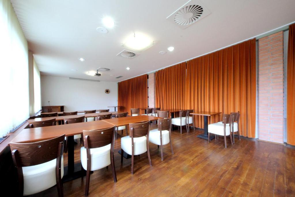 Hotel S-Centrum เบเนชอฟ ภายนอก รูปภาพ